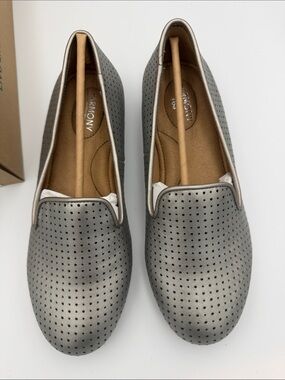 Harmony 783 grounding shoes silver perforated leather loafers size 8 NEW
